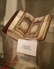 عرض مجموعة من المخطوطات القرآنیة النادرة في سنغافورة